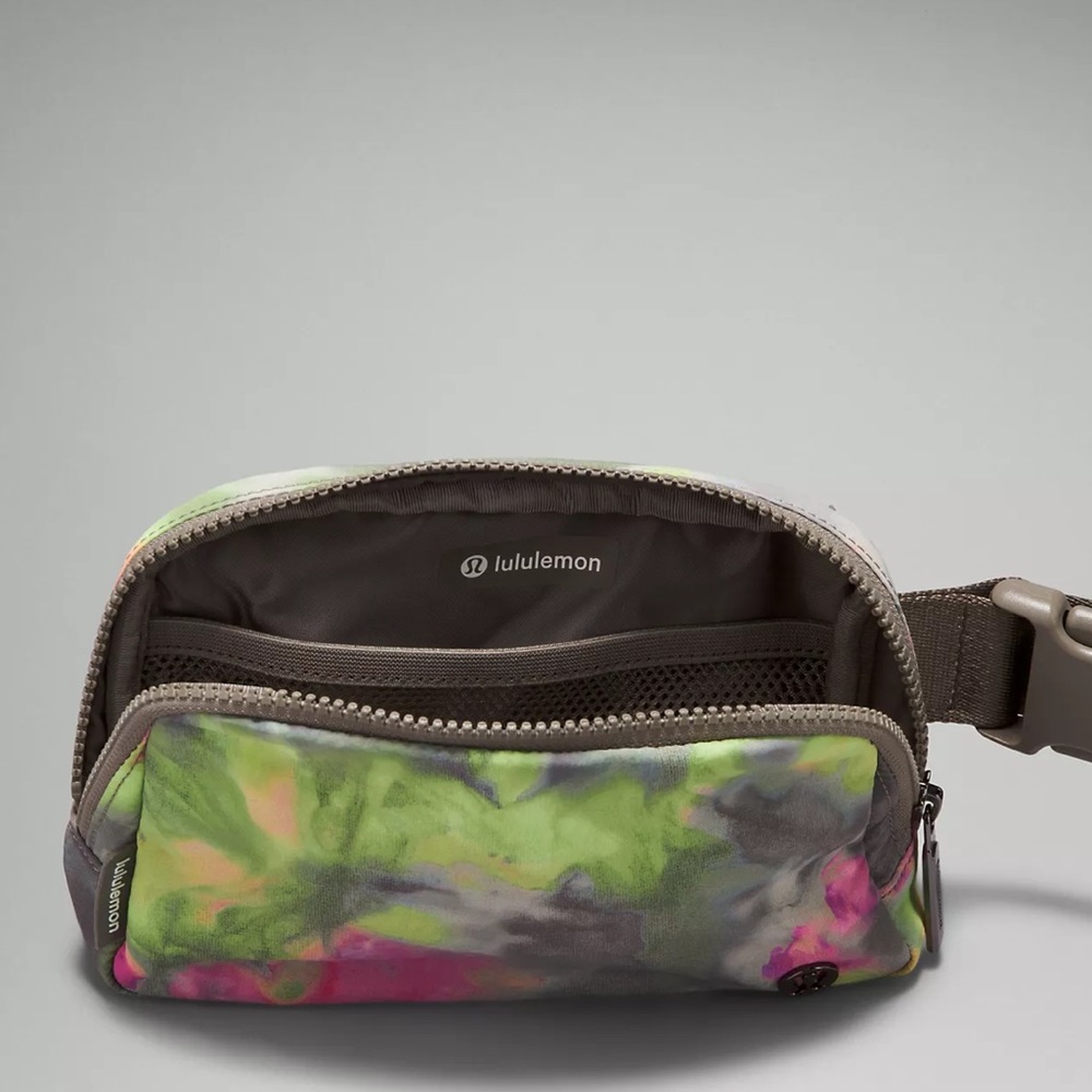 Lululemon Everywhere Belt Bag 1L (Hyper Dye Multi/Rover) - Picture 2 of 11